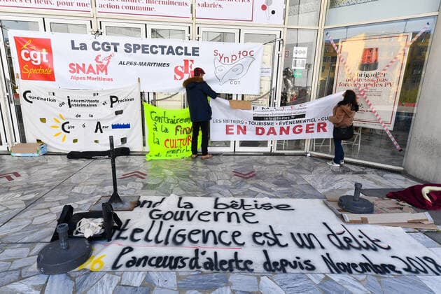 Le Theatre national de Nice participe au mouvement d occupation des lieux culturels. Le Theatre national de Nice rejoint le mouvement du theatre de l Odeon a Paris. Une agora ouverte a tous avec des syndicalistes et intermittents du spectacle sur le parvis du theatre pour demander la reouverture des lieux culturels fermes depuis le 30 octobre. NEWS : Le Theatre national de Nice occupe - 22 03 2021 LionelUrman Panoramic 
