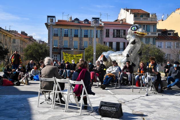 Le Theatre national de Nice participe au mouvement d occupation des lieux culturels. Le Theatre national de Nice rejoint le mouvement du theatre de l Odeon a Paris. Une agora ouverte a tous avec des syndicalistes et intermittents du spectacle sur le parvis du theatre pour demander la reouverture des lieux culturels fermes depuis le 30 octobre. NEWS : Le Theatre national de Nice occupe - 22 03 2021 LionelUrman Panoramic 
