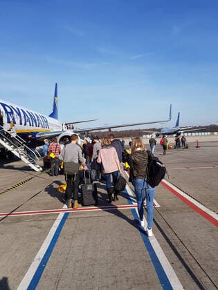 Themenfoto: Reisen, Corona, Mallorca, 22.03.2021 Wartende Reisende beim Einstieg in einen Ryanair-Flieger, Themenfoto: Reisen, Corona, Mallorca - Copyright: xAugstx xEibner-Pressefotox EP_jat