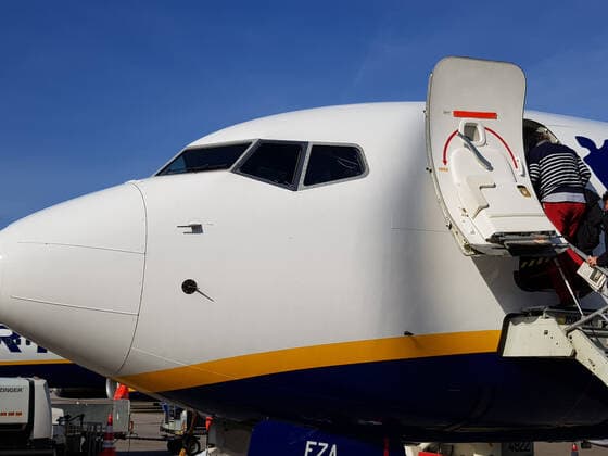 Themenfoto: Reisen, Corona, Mallorca, 22.03.2021 Cockpit einer Ryanair Boeing 737 mit offener Tür und Passagieren die Einsteigen, Themenfoto: Reisen, Corona, Mallorca - Copyright: xAugstx xEibner-Pressefotox EP_jat