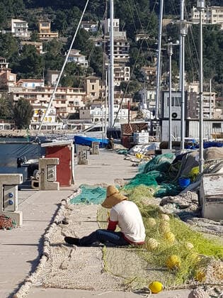 Themenfoto: Reisen, Corona, Mallorca, 22.03.2021 Ein Fischer flickt seine Netze im Hafen von Soller, Themenfoto: Reisen, Corona, Mallorca - Copyright: xAugstx xEibner-Pressefotox EP_jat