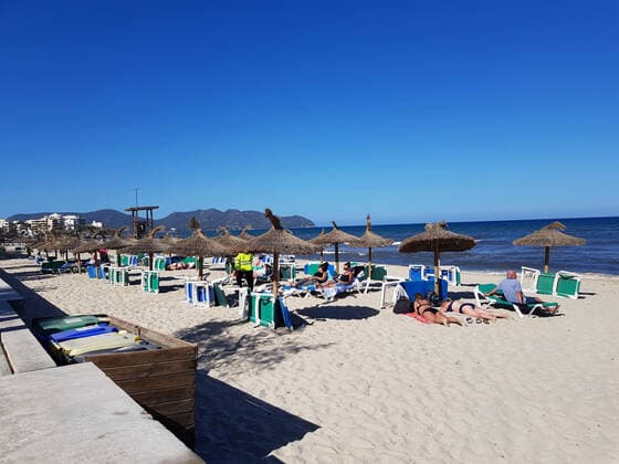 Themenfoto: Reisen, Corona, Mallorca, 22.03.2021 Strand an der Paltja de Mallorca mit ersten Reisenden, Themenfoto: Reisen, Corona, Mallorca - Copyright: xAugstx xEibner-Pressefotox EP_jat