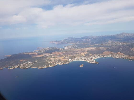 Themenfoto: Reisen, Corona, Mallorca, 22.03.2021 Luftaufnahme der Kueste von Palma aus dem Flugzeug, Themenfoto: Reisen, Corona, Mallorca - Copyright: xAugstx xEibner-Pressefotox EP_jat