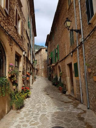 Themenfoto: Reisen, Corona, Mallorca, 22.03.2021 Leere Gasse mit bunten Blumen in Valldemossa, Themenfoto: Reisen, Corona, Mallorca - Copyright: xAugstx xEibner-Pressefotox EP_jat