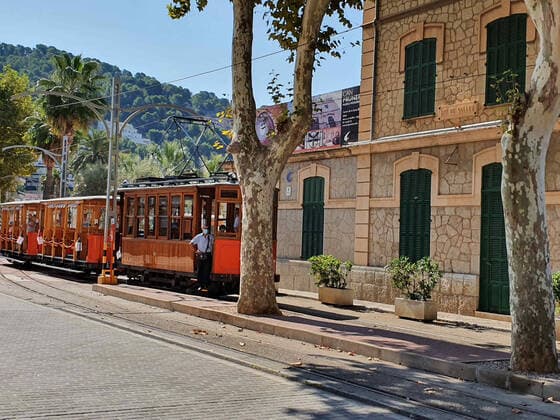 Themenfoto: Reisen, Corona, Mallorca, 22.03.2021 Nur wenige Urlauber nutzen zur Zeit die historische Bahn in Soller auf Mallorca, Themenfoto: Reisen, Corona, Mallorca - Copyright: xAugstx xEibner-Pressefotox EP_jat