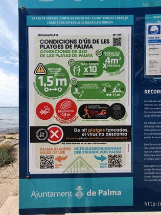 Themenfoto: Reisen, Corona, Mallorca, 22.03.2021 Schild mit Hygienehinweisen am Strand von Palma de Mallorca, Themenfoto: Reisen, Corona, Mallorca - Copyright: xAugstx xEibner-Pressefotox EP_jat
