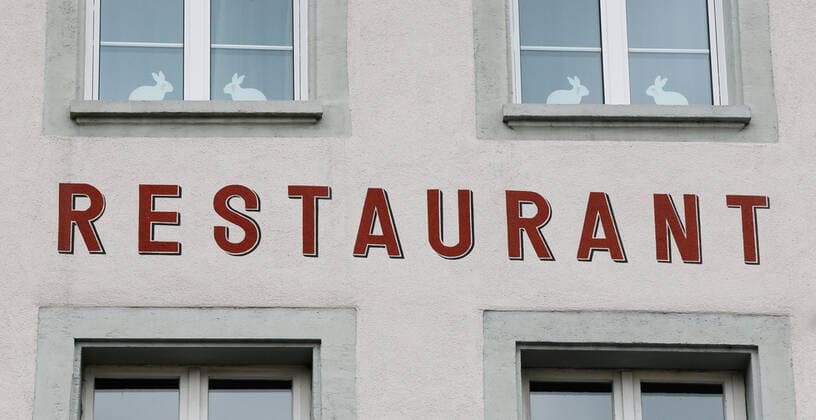 Foto Manuel Geisser 22.03.2021 Aarau : Restaurant Schriftzug , Osterhasen verziert am Fenster . Geschlossen wegen Coronavirus