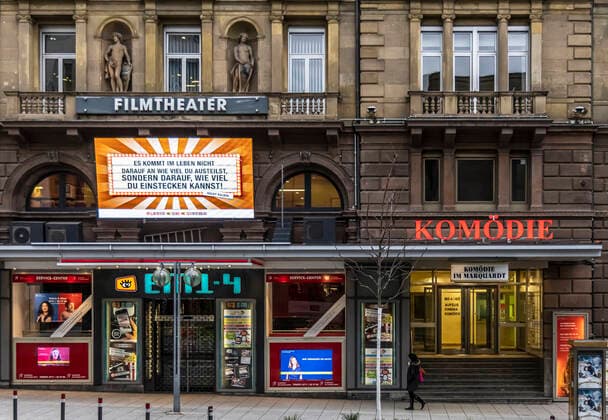 Kulturbetriebe in Zeiten der Corona-Pandemie. Kinos, Theater und Komödien sind geschlossen. Innenstadtkino EM in der Innenstadt von Stuttgart. 22.03.2021: DEU, Deutschland, Baden-Württemberg, Stuttgart.