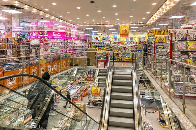 Event-Shopping im Drogeriemarkt Müller Stuttgart. Ist das noch eine Drogerie oder bereits ein Spielwarenladen? Die Verkaufsflächen für Spielzeug sind ebenso groß wie der Bereich für Drogerieartikel. Als Anbieter von Artikeln für den täglichen Bedarf darf auch die Spielwaren-Etage öffnen - trotz Corona-Lockdown. 22.03.2021: DEU, Deutschland, Baden-Württemberg, Stuttgart.