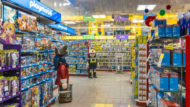 News Bilder des Tages Event-Shopping im Drogeriemarkt Müller Stuttgart. Ist das noch eine Drogerie oder bereits ein Spielwarenladen? Die Verkaufsflächen für Spielzeug sind ebenso groß wie der Bereich für Drogerieartikel. Als Anbieter von Artikeln für den täglichen Bedarf darf auch die Spielwaren-Etage öffnen - trotz Corona-Lockdown. 22.03.2021: DEU, Deutschland, Baden-Württemberg, Stuttgart.