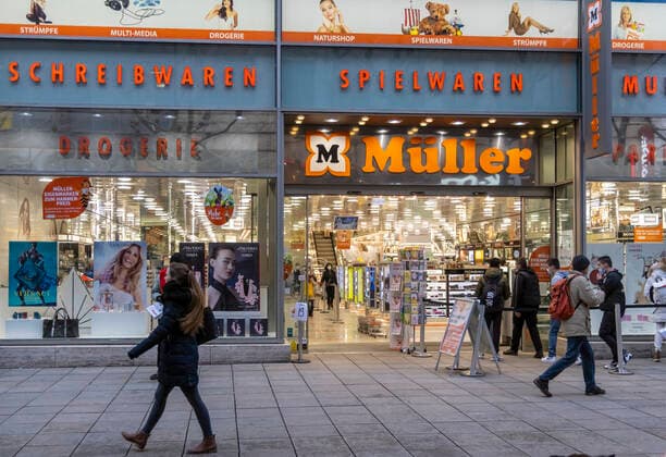 Event-Shopping im Drogeriemarkt Müller Stuttgart. Ist das noch eine Drogerie oder bereits ein Spielwarenladen? Die Verkaufsflächen für Spielzeug sind ebenso groß wie der Bereich für Drogerieartikel. Als Anbieter von Artikeln für den täglichen Bedarf darf auch die Spielwaren-Etage öffnen - trotz Corona-Lockdown. 22.03.2021: DEU, Deutschland, Baden-Württemberg, Stuttgart.