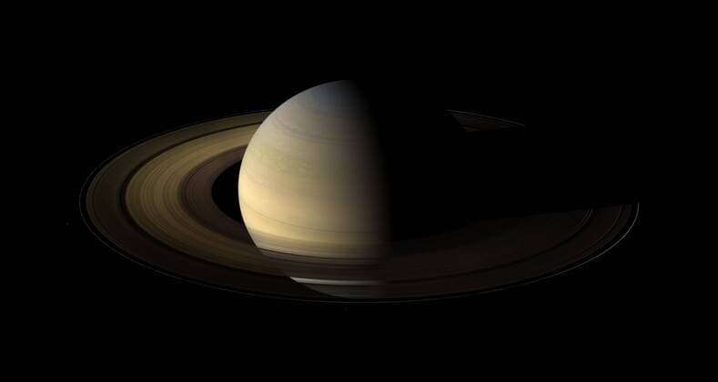 IMAGO Creative: Planeten im Sonnensystem Saturn - Symbolbilder March 19, 2021 - USA - Spring doesn t just hapen on Earth. Spring also happens on some of our neighboring planets in the solar system. Of the countless equinoxes Saturn has seen since the birth of the solar system, this one, captured here in a mosaic of light and dark, is the first witnessed up close by an emissary from Earth, none other than our faithful robotic explorer, Cassini in this image from 2009. Seen from our planet, the view of Saturn s rings during equinox is extremely foreshortened and limited. But in orbit around Saturn, Cassini had no such problems. From 20 degrees above the ring plane, Cassini s wide angle camera shot 75 exposures in succession for this mosaic showing Saturn, its rings, and a few of its moons a day and a hal - ZUMAz03_ 20210319_sha_z03_230 Copyright: xNASAx