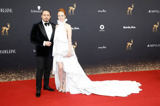 Barbara Meier mit Ehemann Klemens Hallmann auf dem roten Teppich bei der Verleihung des - BAMBI 2019 - im Festspielhaus in Baden-Baden. *** Barbara Meier with husband Klemens Hallmann on the red carpet at the BAMBI 2019 awards ceremony at the Festspielhaus in Baden Baden. Copyright: xEventpressxGolejewskix