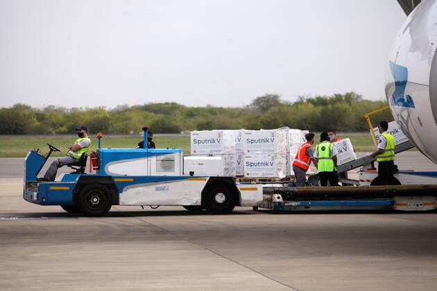 March 22, 2021, Buenos Aires, Buenos Aires, Argentina: An Aerolineas Argentinas flight arrived in the country a new one bringing a new batch of 500,000 doses of the Sputnik V vaccine against the coronavirus. Buenos Aires Argentina - ZUMAs258 20210322_zip_s258_003 Copyright: xCarolxSmiljanx