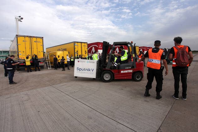 March 22, 2021, Buenos Aires, Buenos Aires, Argentina: An Aerolineas Argentinas flight arrived in the country a new one bringing a new batch of 500,000 doses of the Sputnik V vaccine against the coronavirus. Buenos Aires Argentina - ZUMAs258 20210322_zip_s258_006 Copyright: xCarolxSmiljanx