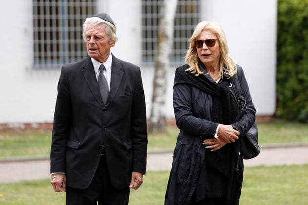 Klaus Bresser mit Ehefrau Evelyn bei der Beerdigung von Artur Atze Brauner auf dem Jüdischen Friedhof in Berlin. *** Klaus Bresser with wife Evelyn at the funeral of Artur Atze Brauner at the Jewish Cemetery in Berlin Copyright: xEventpressxGolejewskix
