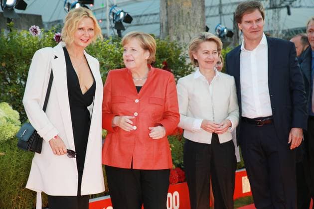 Angela Merkel und Ursula von der Leyen mit Veronica Ferres und Mann Carsten Maschmeyer Bild 100 beim Empfang am Axel Springer Haus in Berlin *** Angela Merkel and Ursula von der Leyen with Veronica Ferres and husband Carsten Maschmeyer Bild 100 at the reception at Axel Springer Haus in Berlin Copyright: xEventpressx