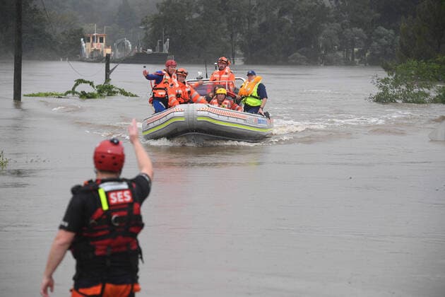 Bilder des Jahres 2021, News 03 März News Themen der Woche KW12 News Bilder des Tages NSW FLOODS, A family of four, including 2 young children, whose rescue boat capsized during their evacuation from a flooded property at Upper Colo in north western Sydney, Tuesday, March 23, 2021. Thousands of residents are fleeing their homes, schools are shut, and scores of people have been rescued as NSW is hit by once-in-a-generation flooding. ( NO ARCHIVING, EDITORIAL USE ONLY, NO USE IN BOOKS WITHOUT CONSENT SYDNEY NSW AUSTRALIA  Copyright: xDEANxLEWINSx 20210323001529502206