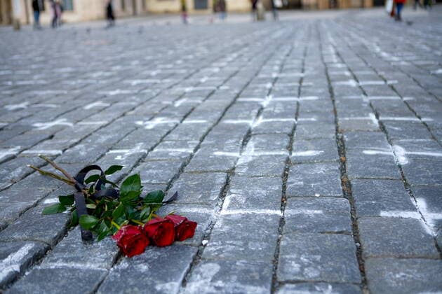 (210323) -- PRAGUE, March 23, 2021 -- Roses are seen on the ground of the Old Town Square where thousands of white crosses are painted in memory of the victims of the COVID-19 pandemic in Prague, Czech Republic, on March 22, 2021. (Photo by Xinhua) CZECH REPUBLIC-PRAGUE-COVID-19-VICTIMS-MEMORIAL DanaxKesnerova 