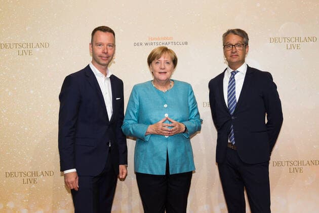 Sven Afhüppe (Handelsblatt Chefredakteur), Angela Merkel und Gabor Steingart (Handelsblatt Herausgeber) bei der Veranstaltung Deutschland Live: Wohin treibt der Westen? des Handelsblatt Wirtschaftsclubs im Westhafen Event & Convention Center (WECC) in Berlin. *** Sven Afhüppe Handelsblatt Editor-in-Chief , Angela Merkel and Gabor Steingart Handelsblatt Publisher at the event Deutschland Live Wohin treibt der Westen of the Handelsblatt Wirtschaftsclub at the Westhafen Event Convention Center WECC in Berlin Copyright: xEventpressxGolejewskix