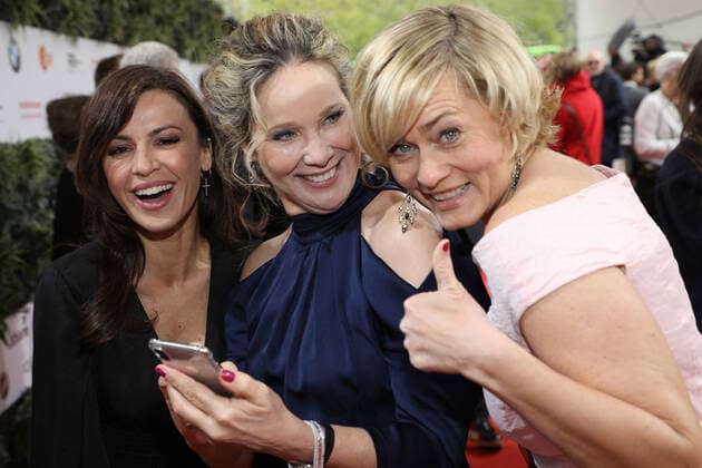 Natalia Avelon und Ann-Kathrin Kramer und Gesine Cukrowski auf dem roten Teppich bei der Verleihung des Deutschen Filmpreises 2019 in der Messe und dem Palais am Funkturm in Berlin. *** Natalia Avelon and Ann Kathrin Kramer and Gesine Cukrowski on the red carpet at the German Film Awards 2019 at the Messe and the Palais am Funkturm in Berlin Copyright: xEventpressxFuhrxx(xDeutschexFil?makademiexe.V.x)x