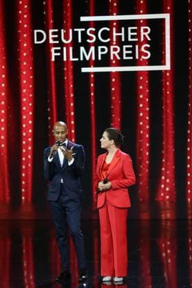 Desiree Nosbusch und Tedros Teclebrhan auf der Buehne bei der Verleihung des Deutschen Filmpreises 2019 in der Messe und dem Palais am Funkturm in Berlin. *** Desiree Nosbusch and Tedros Teclebrhan on stage at the German Film Awards 2019 at the Messe and Palais am Funkturm in Berlin Copyright: xEventpressxFuhrxx(xDeutschexFil?makademiexe.V.x)x
