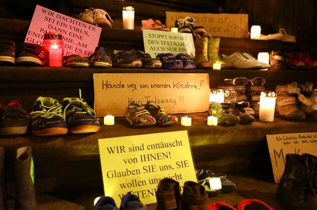 News Themen der Woche KW12 News Bilder des Tages Aus Protest gegen erneute Schulschließungen haben Eltern Kinderschuhe, Plakate und Banner vor dem Rathaus Görlitz abgelegt. Görlitz, .22.03.2021