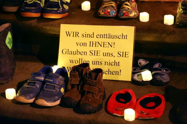 Aus Protest gegen erneute Schulschließungen haben Eltern Kinderschuhe, Plakate und Banner vor dem Rathaus Görlitz abgelegt. Görlitz, .22.03.2021