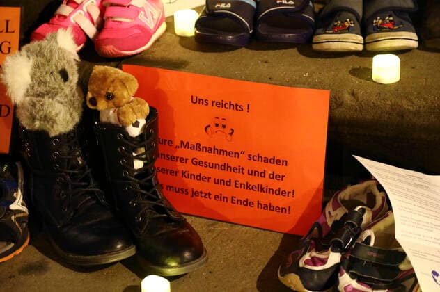 Aus Protest gegen erneute Schulschließungen haben Eltern Kinderschuhe, Plakate und Banner vor dem Rathaus Görlitz abgelegt. Görlitz, .22.03.2021