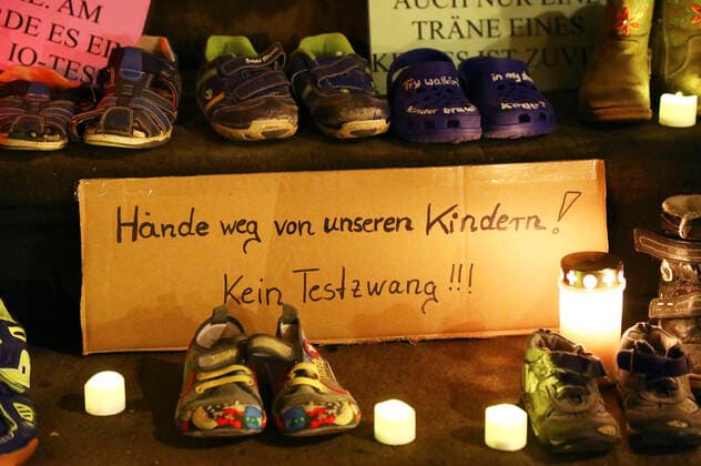 Aus Protest gegen erneute Schulschließungen haben Eltern Kinderschuhe, Plakate und Banner vor dem Rathaus Görlitz abgelegt. Görlitz, .22.03.2021