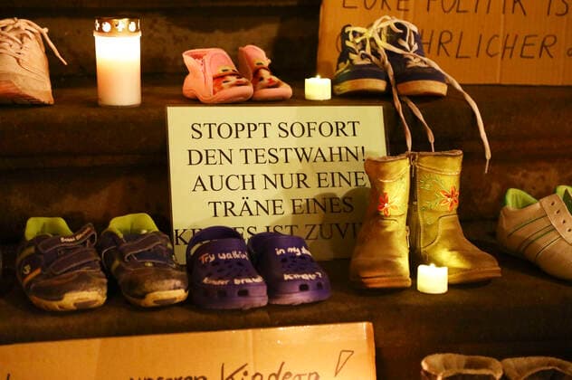 Aus Protest gegen erneute Schulschließungen haben Eltern Kinderschuhe, Plakate und Banner vor dem Rathaus Görlitz abgelegt. Görlitz, .22.03.2021