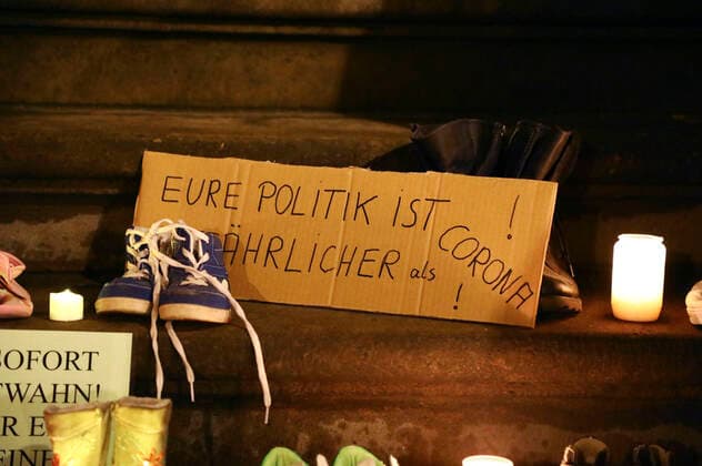 Aus Protest gegen erneute Schulschließungen haben Eltern Kinderschuhe, Plakate und Banner vor dem Rathaus Görlitz abgelegt. Görlitz, .22.03.2021