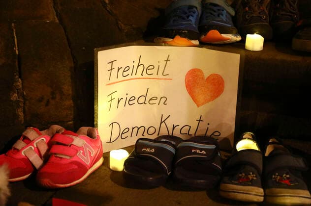 Aus Protest gegen erneute Schulschließungen haben Eltern Kinderschuhe, Plakate und Banner vor dem Rathaus Görlitz abgelegt. Görlitz, .22.03.2021