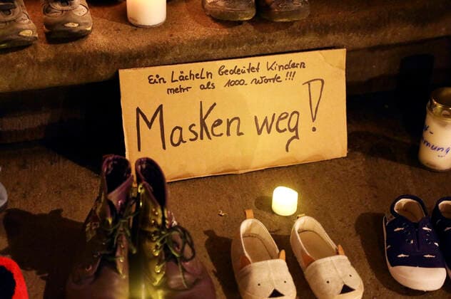 Aus Protest gegen erneute Schulschließungen haben Eltern Kinderschuhe, Plakate und Banner vor dem Rathaus Görlitz abgelegt. Görlitz, .22.03.2021