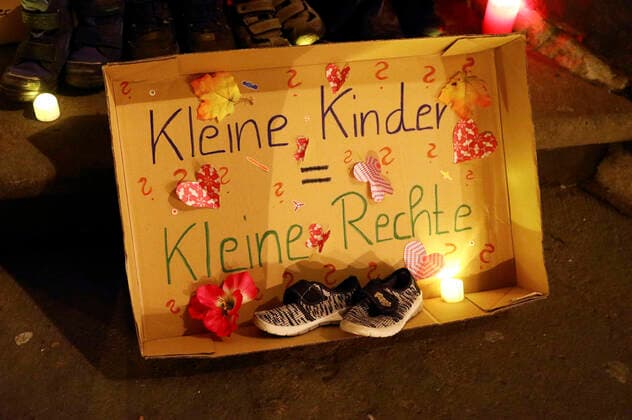 Aus Protest gegen erneute Schulschließungen haben Eltern Kinderschuhe, Plakate und Banner vor dem Rathaus Görlitz abgelegt. Görlitz, .22.03.2021