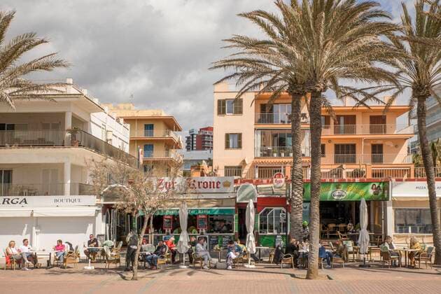 March 22, 2021, Mallorca, Spain: German tourists sitting in the known bar Zur Krone & Krone Stube enjoying a drink in the sun at Playa de Palma in Mallorca. Spain - ZUMAm210 20210322_ztp_m210_002 Copyright: xJohn-PatrickxMorarescux