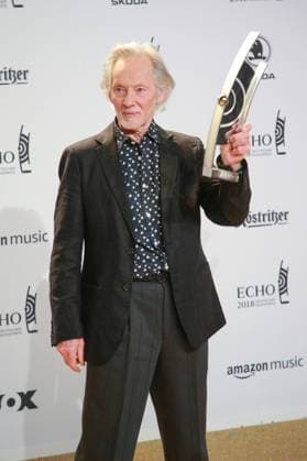 Preisträger ECHO - Lebenswerk Klaus Voormann auf dem Roten Teppich bei der Verleihung des ECHO 2018 in Berlin. Copyright: xEventpressxFuhrx