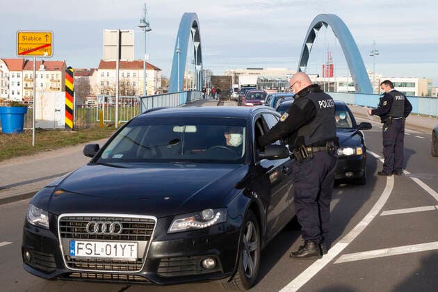 Frankfurt (Oder), 22.03.2021 - Grenzuebergang - Stadtbruecke Frankfurt (Oder) Einreisende aus Polen nach Deutschland nur mit gueltigen negativen Coronanachweis. Im Bild kontrolliert die Bundespolizei die Fahrzeuge und Personen.