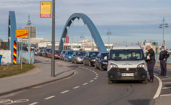 Frankfurt (Oder), 22.03.2021 - Grenzuebergang - Stadtbruecke Frankfurt (Oder) Einreisende aus der Republik Polen nach Deutschland nur mit gueltigen negativen Coronanachweis. Im Bild kontrolliert die Bundespolizei die Fahrzeuge und Personen.