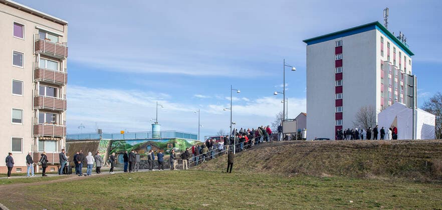 Frankfurt (Oder), 22.03.2021 - Grenzuebergang - Stadtbruecke Frankfurt (Oder) - Teststation Einreisende aus Polen nach Deutschland nur mit gueltigen negativen Coronanachweis. Im Bild standen die Grenzpendler am fruehen Morgen bis zu vier Stunden, am Nachmittag bis 2 Stunden zwecks des Corona-Tests an.