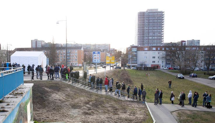 Frankfurt (Oder), 22.03.2021 - Grenzuebergang - Stadtbruecke -Teststation Einreisende aus Polen nach Deutschland nur noch mit gueltigen negativen Coronanachweis. Im Bild warten vornehmlich Grenzpendler, um einen Corona-Test durchfüehren zu lassen. *** Frankfurt Oder , 22 03 2021 Border crossing Stadtbruecke test station Entry from Poland to Germany only with a valid negative corona certificate The picture shows mainly border commuters waiting to have a corona test performed.