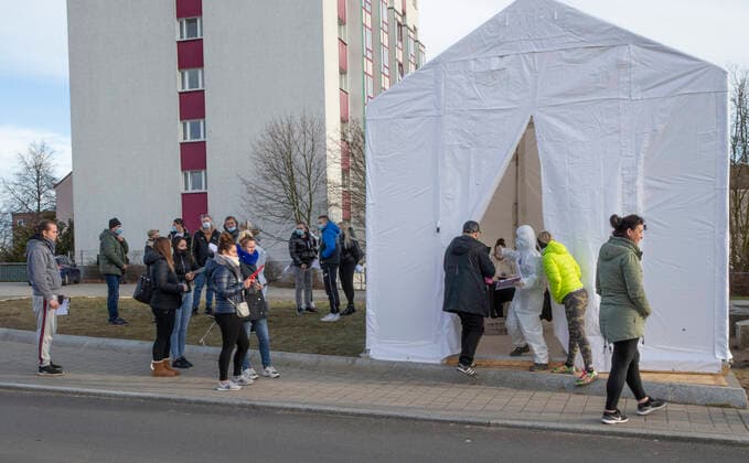Frankfurt (Oder), 22.03.2021 - Grenzuebergang - Stadtbruecke -Teststation Einreisende aus Polen nach Deutschland nur noch mit gueltigen negativen Coronanachweis. Im Bild: das Testzentrum, hier werden von der deutsch-ponischen Gesundheitsfirma Brandmed die Tests durchgefuehrt. Von den Testpersonen wurde eine Gebühr von 23 â‚¬ oder 100 Sloty verlangt. Das führte zu Irretationen bei den Betroffenen, denn nach Angaben des Brandenburgischen Innenministerium, sollten die Kosten für die Tests übernommen werden. Fuer die Grenzpendler sind in der Woche zwei Corona - Testnachweise nötig. Für einen Test pro Woche werden die Kosten fuer jene uebernommen, die sozialversicherungspflichtig in Brandenburg sind.