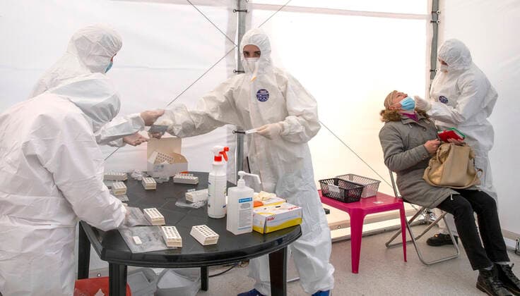 Frankfurt (Oder), 22.03.2021 - Grenzuebergang - Stadtbruecke -Teststation Einreisende aus Polen nach Deutschland nur noch mit gueltigen negativen Coronanachweis. Im Bild: werden von der deutsch-ponischen Gesundheitsfirma Brandmed Corona -Tests durchgefuehrt. Von den Testpersonen wurde eine Gebühr von 23 â‚¬ oder 100 Sloty verlangt. Das führte zu Irretationen bei den Betroffenen, denn nach Angaben des Brandenburgischen Innenministerium, sollten die Kosten für die Tests übernommen werden. Fuer die Grenzpendler sind in der Woche zwei Corona - Testnachweise nötig. Für einen Test pro Woche werden die Kosten fuer jene uebernommen, die sozialversicherungspflichtig in Brandenburg sind.