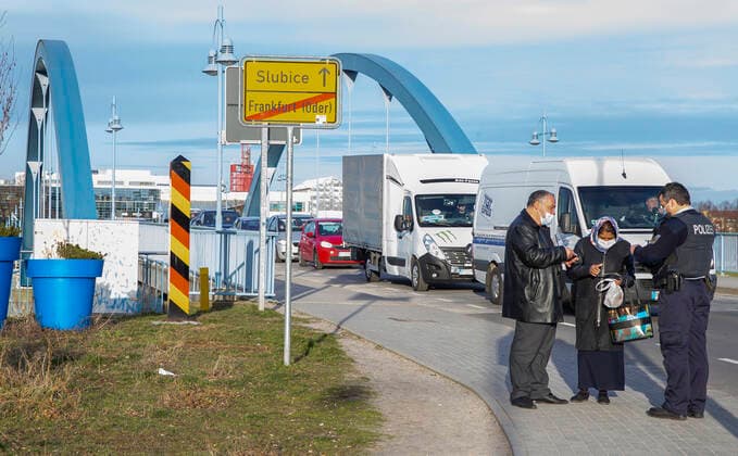 Frankfurt (Oder), 22.03.2021 - Grenzuebergang - Stadtbruecke Frankfurt (Oder) Einreisende aus Polen nach Deutschland nur mit gueltigen negativen Coronanachweis. Im Bild kontrolliert die Bundespolizei aus Polen kommende Personen.