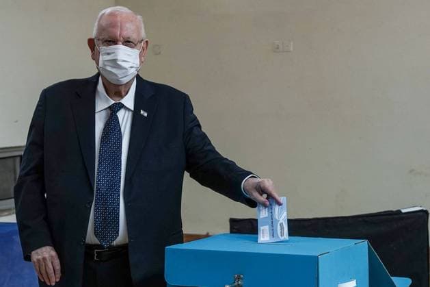 Bilder des Jahres 2021, News 03 März News Themen der Woche KW12 March 23, 2021, Jerusalem, Israel: President of the State of Israel, REUVEN RIVLIN, casts his vote in the fourth round in two years of Israel s national elections for parliament, the 24th Knesset. Jerusalem Israel - ZUMAa126 20210323_zap_a126_019 Copyright: xNirxAlonx
