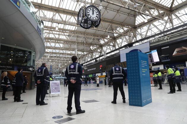 Bilder des Jahres 2021, News 03 März News Themen der Woche KW12 News Bilder des Tages . 23 03 2021. London, United Kingdom. Waterloo Train Station in London during a minutes silence to mark the National Day of Reflection on the anniversary of the first Covid 19 lockdown in the United Kingdom.  xStephenxLockx xi-Imagesx IIM-22074-0010