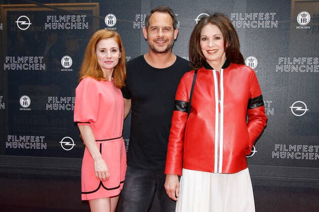 Josefine Preuß, Moritz Bleibtreu und Iris Berben auf dem Roten Teppich bei der Premiere der ZDF Serie Schuld nach Ferdinand von Schirach im Gloria Palast in München. *** Josefine Preuß, Moritz Bleibtreu and Iris Berben on the red carpet at the premiere of the ZDF series Schuld (Guilt) based on Ferdinand von Schirach at the Gloria Palast in Munich Copyright: xEventpressxGolejewskix