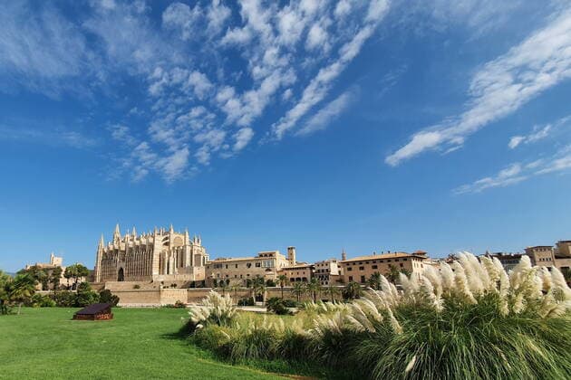 Themenfoto: Reisen, Corona, Mallorca, 23.03.2021 Noch fehlen die Osterurlauber vor der Kathedrale von Palma auf mallorca, Themenfoto: Reisen, Corona, Mallorca - Copyright: xAugstx xEibner-Pressefotox EP_jat