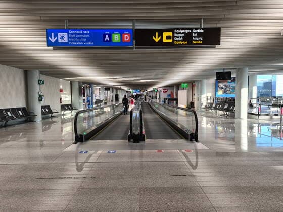 Themenfoto: Reisen, Corona, Mallorca, 23.03.2021 Auf dem Flughafen von Palm de Mallorca sind nur wenige Reisende unterwegs, Themenfoto: Reisen, Corona, Mallorca - Copyright: xAugstx xEibner-Pressefotox EP_jat