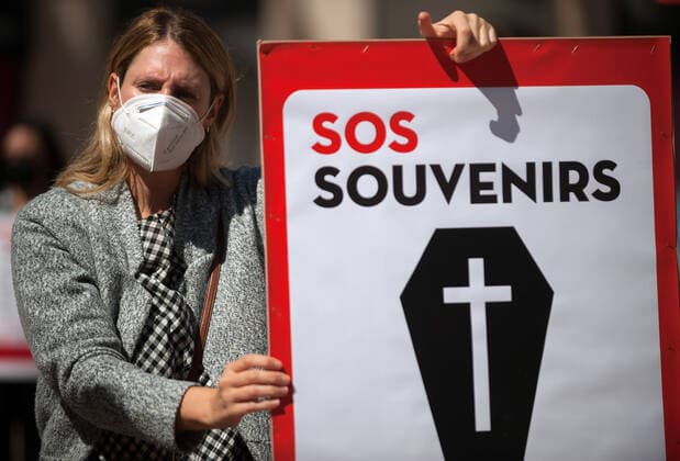March 23, 2021, Malaga, Spain: A protester wearing a mask holds a placard at Plaza de la Constitucion square during the demonstration..Employees from S.O.S Souvenirs association in Malaga, who work in tourists stores of souvenirs, demand the Spanish government sector survival facing fall incomes due to coronavirus pandemic. Many tourist stores and shops have had to close after restrictions of tourist sector and arrivals of tourists in Spain. Malaga Spain - ZUMAs197 20210323_zaa_s197_004 Copyright: xJesusxMeridax